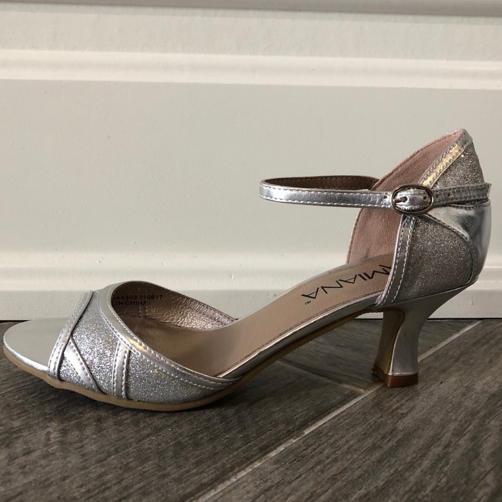 Amiana sparkle silver shoes. Size woman’s 5